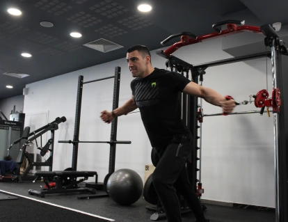 Coach σε άσκηση στο functional rig