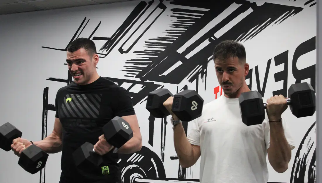Αθλητές κάνουν ασκήσεις με αλτήρες στο ForeverFit